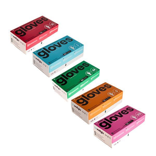 Viisi laatikkoa erivärisiä lääketieteellisiä käsineitä pinottuna vinosti.