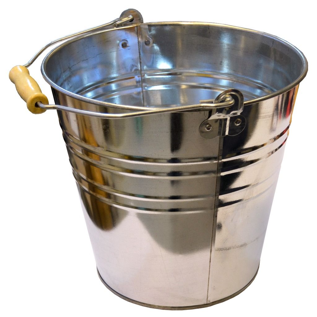 Metallinen ämpäri puisella kahvalla.