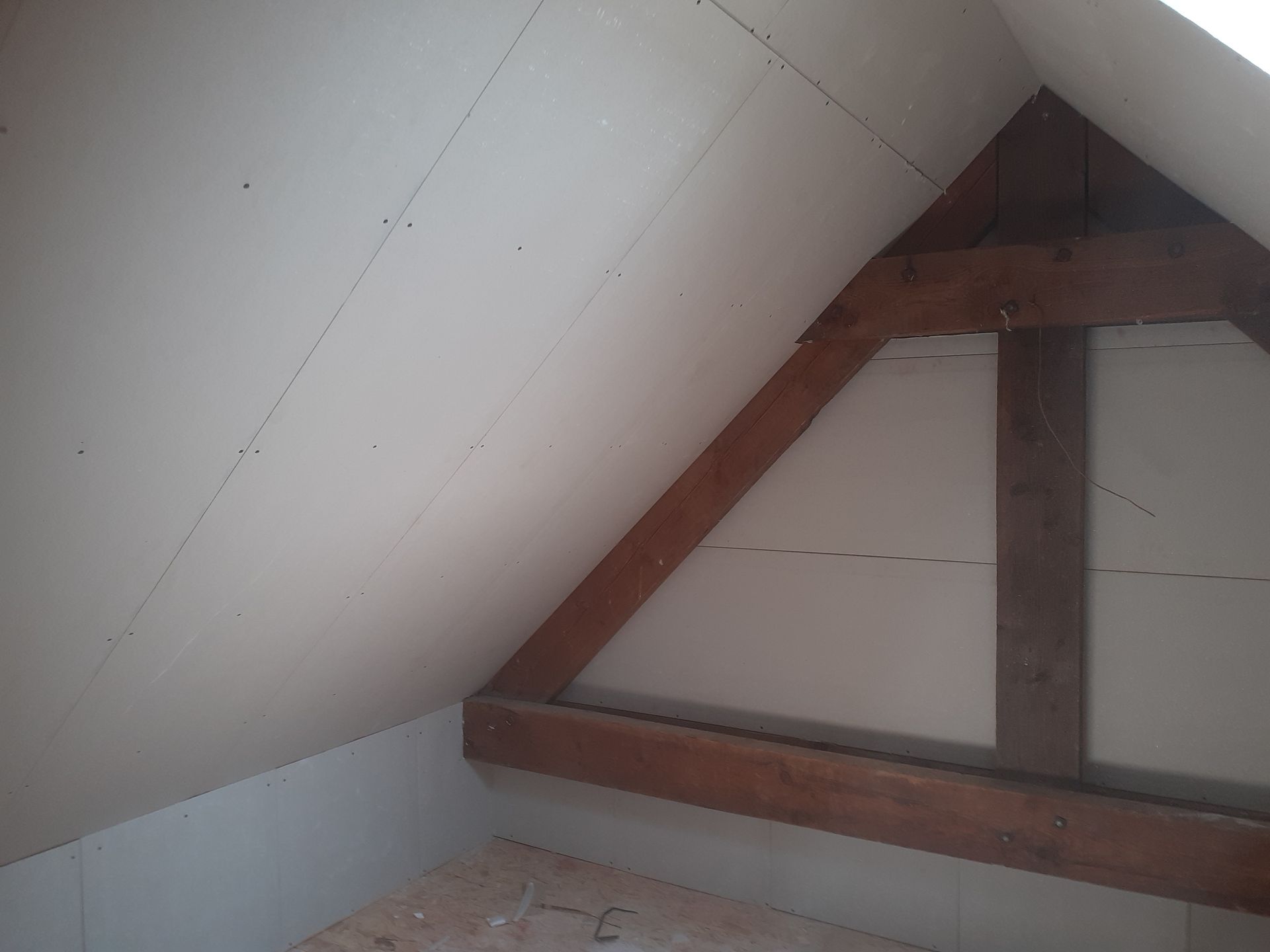 Pose des plaques de plâtre après isolation des rampants 1