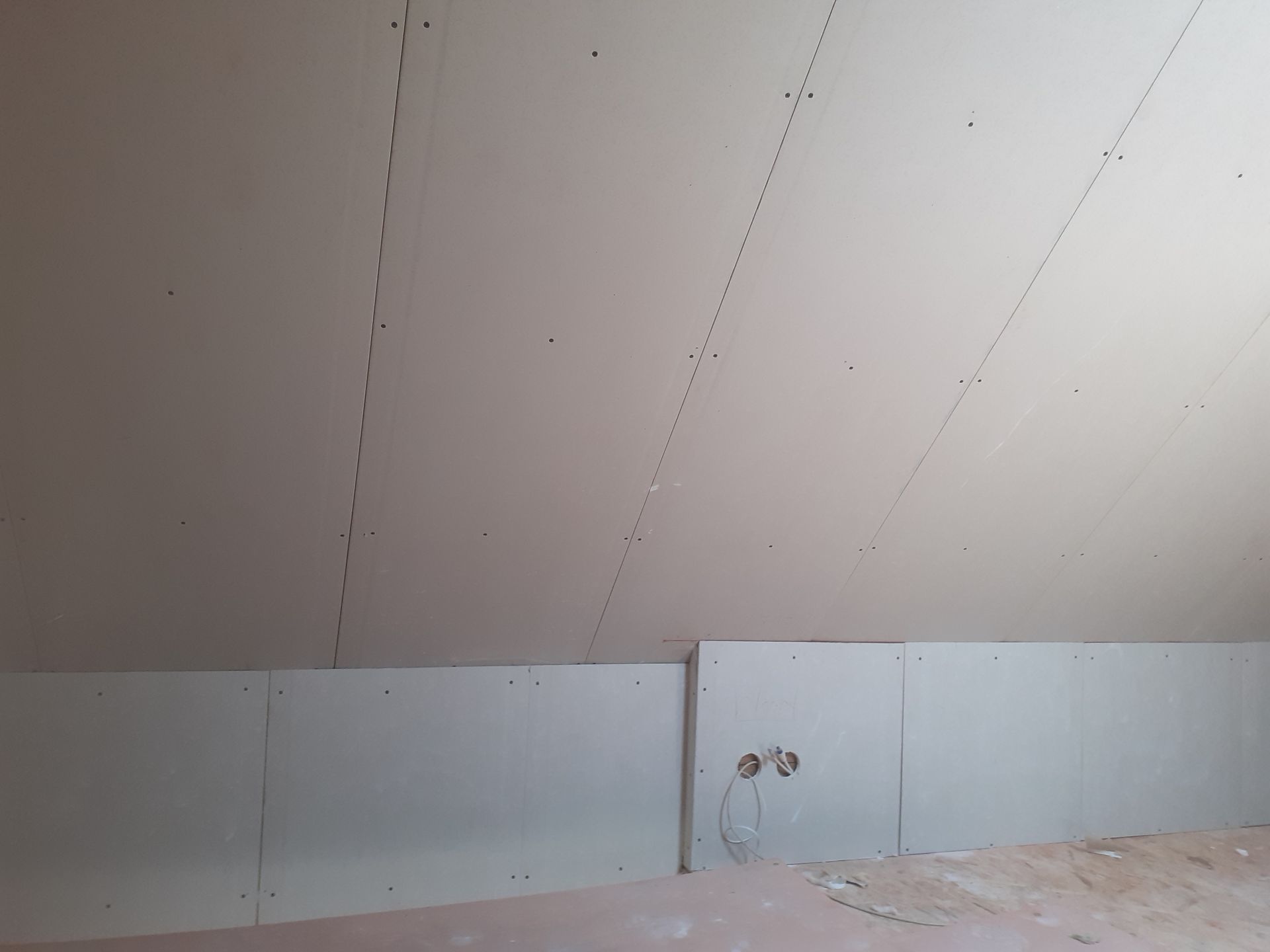 Pose des plaques de plâtre après isolation des rampants 3