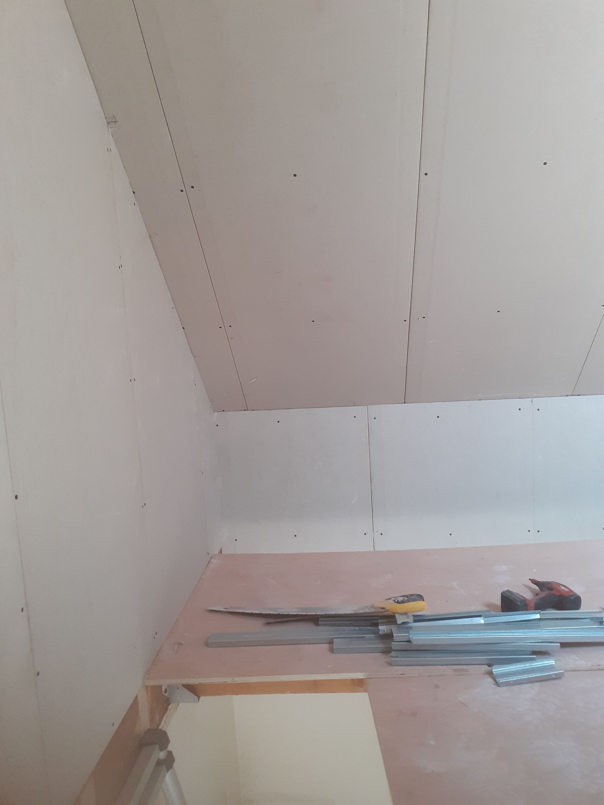 Pose des plaques de plâtre après isolation des rampants 4