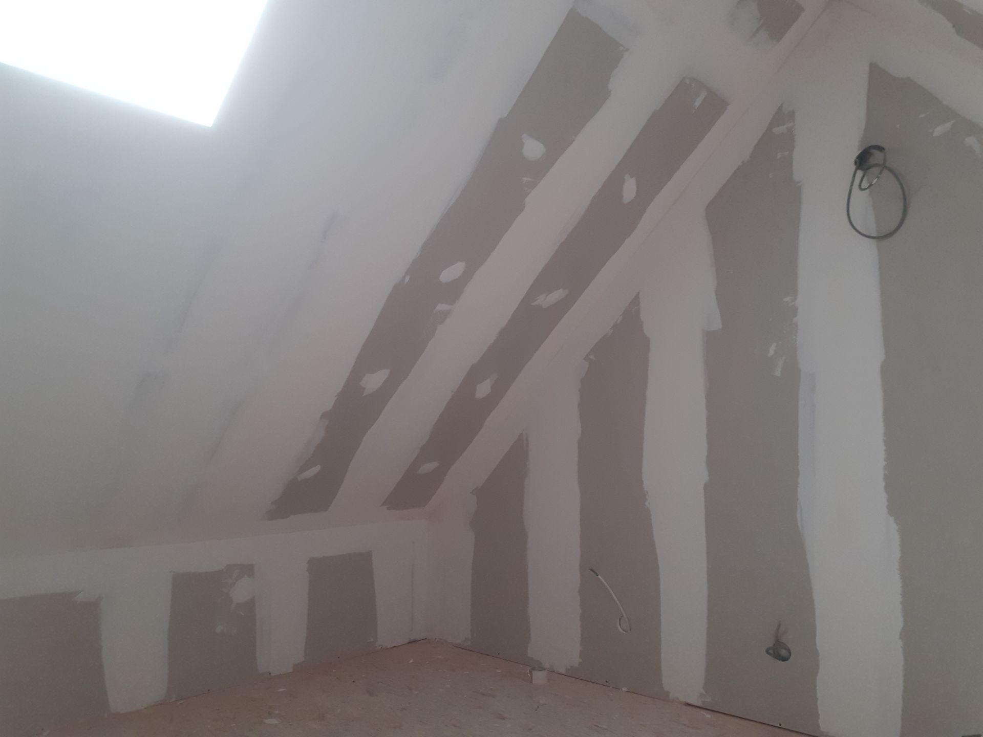 Finitions des jointures des plaques de plâtre après isolation des rampants 3