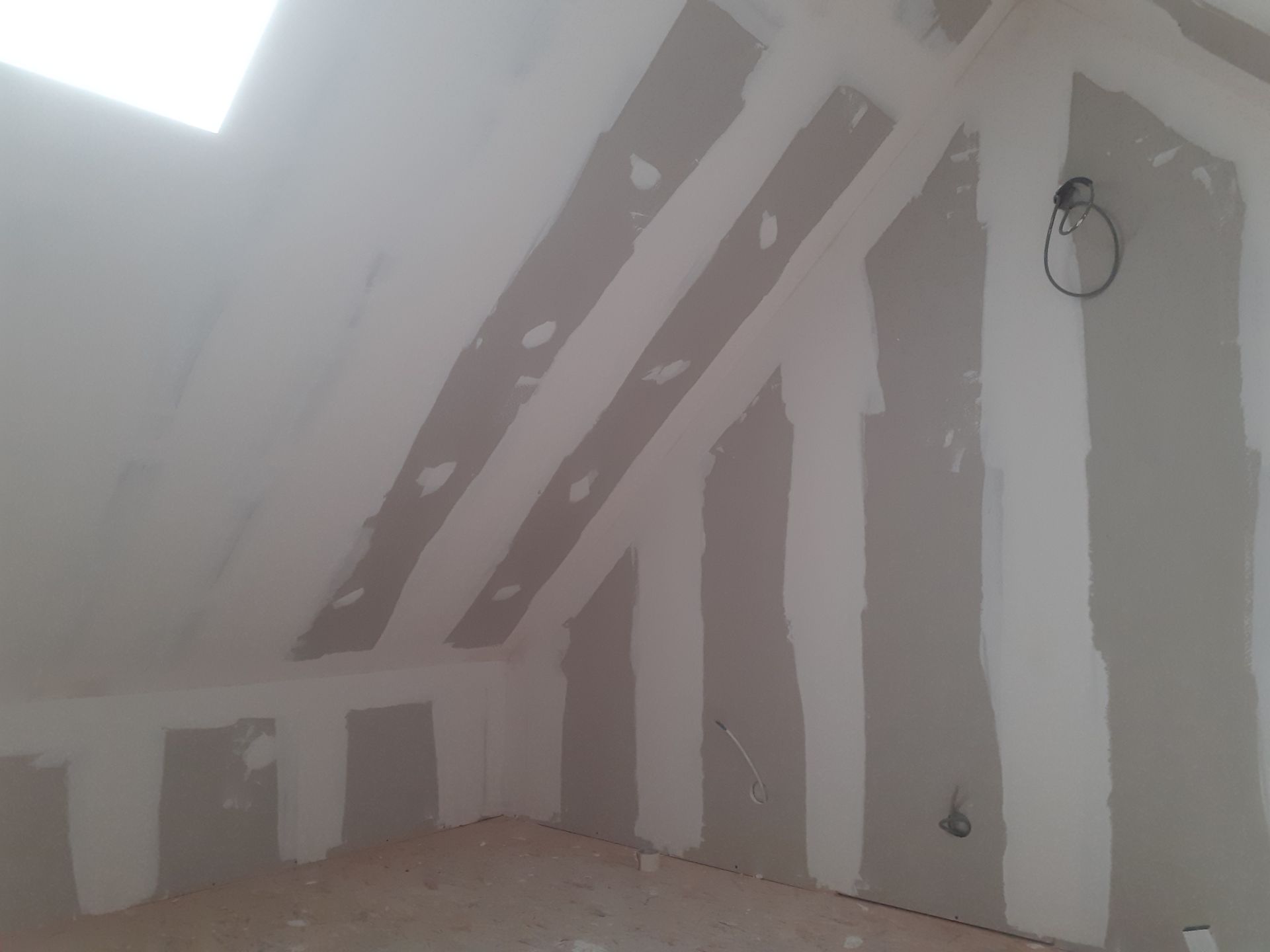 Finitions des jointures des plaques de plâtre après isolation des rampants 2