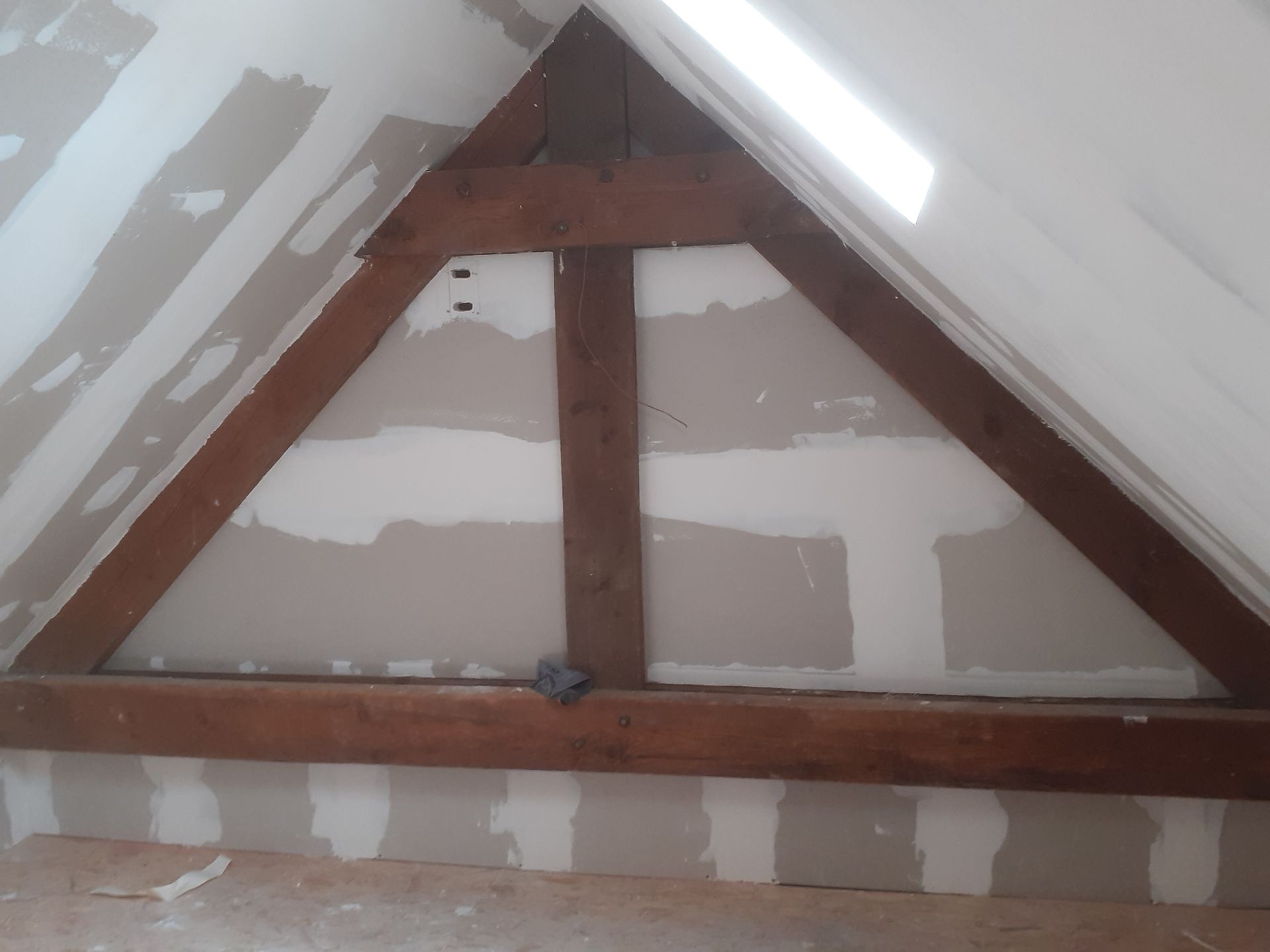 Finitions des jointures des plaques de plâtre après isolation des rampants 1