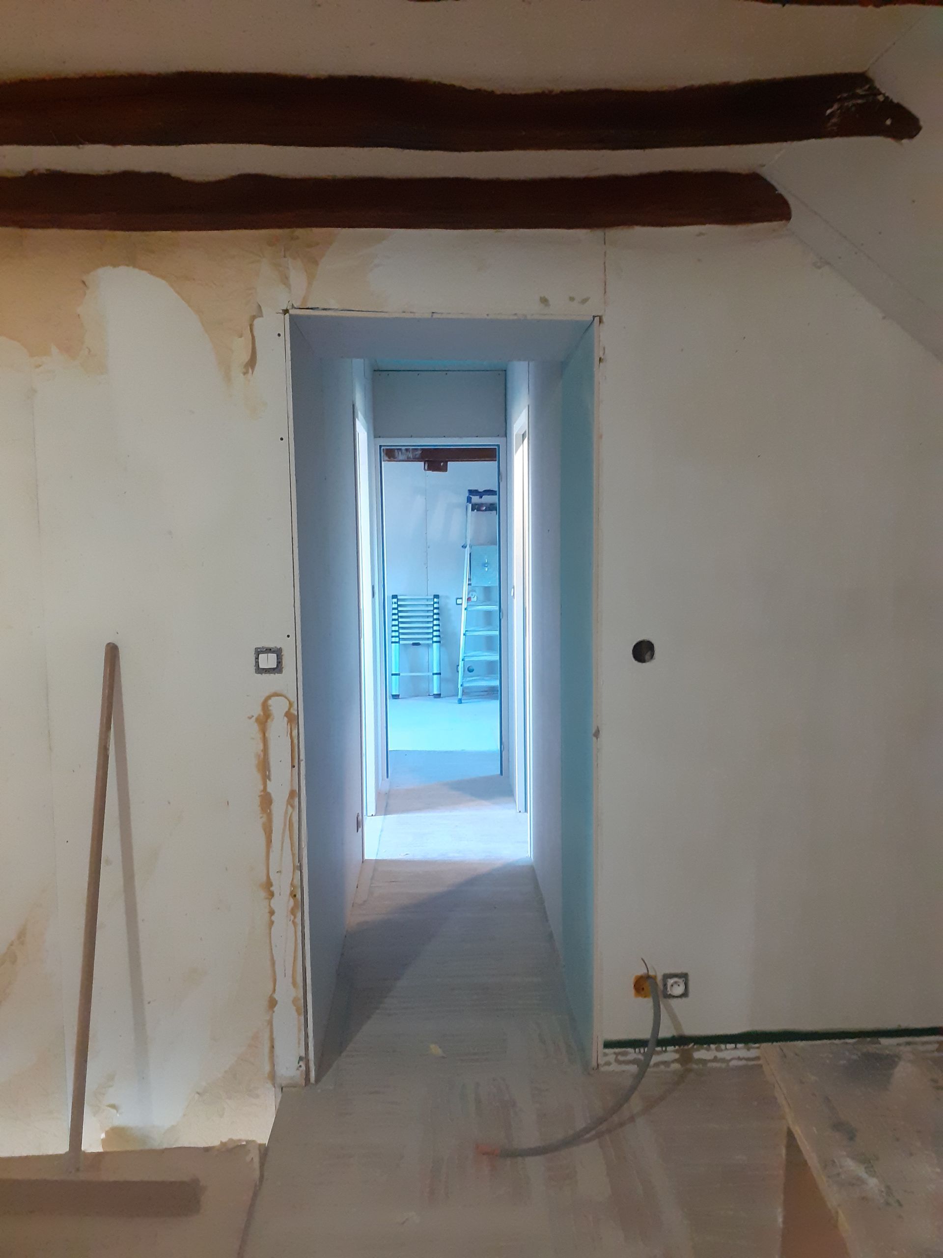 Encadrement porte et murs avec plaques de plâtre posés