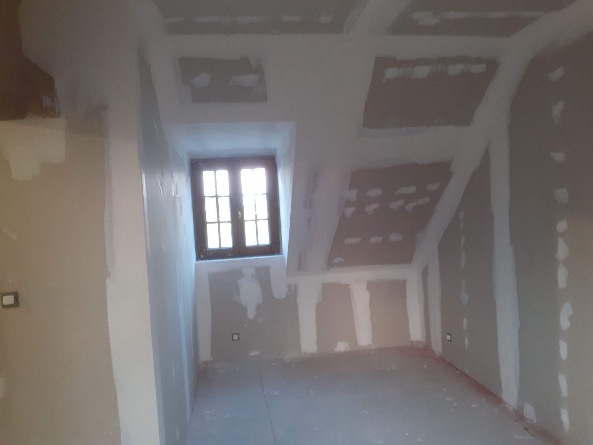 Rampants et fenêtre avec plaques de plâtre posées 3