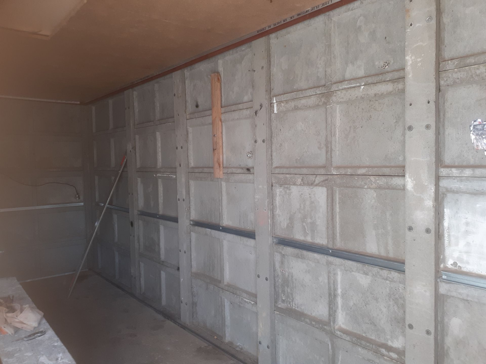 Fixations murales posées pour mise en place de l'isolant