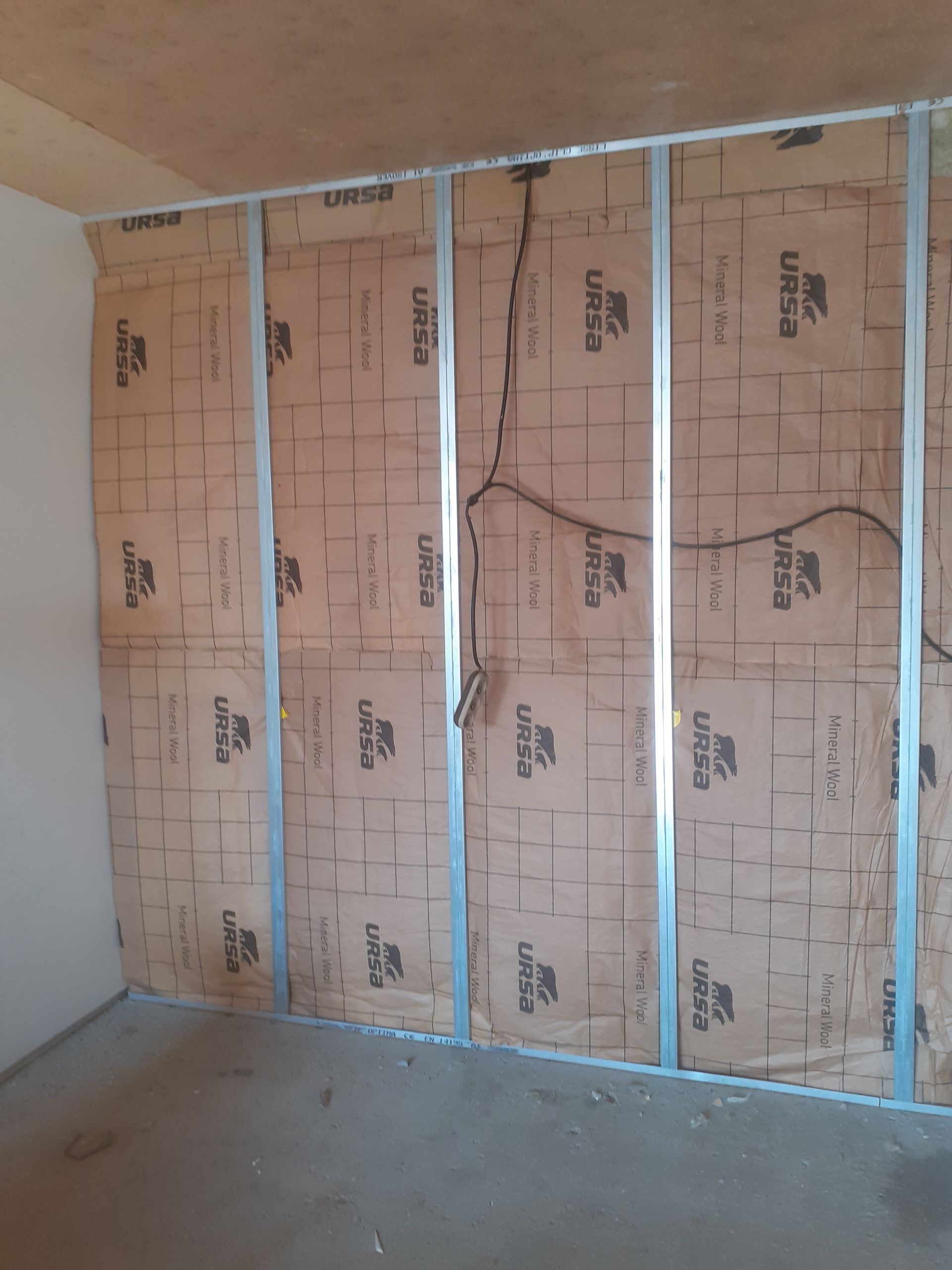 Pose de l'isolant sur mur