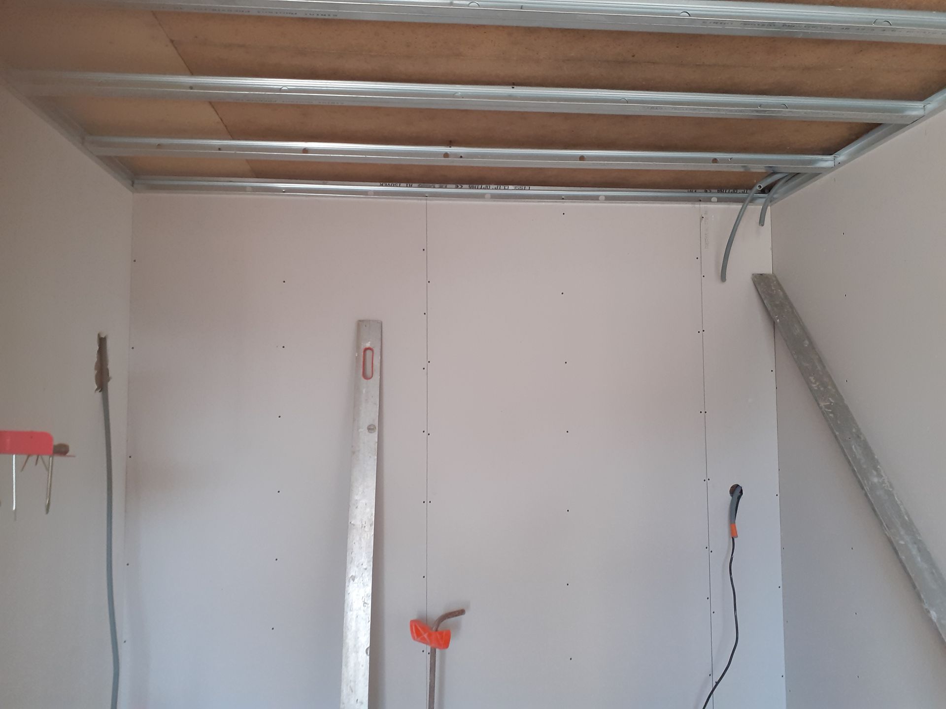 Préparation des fixations murales pour poser l'isolant 4