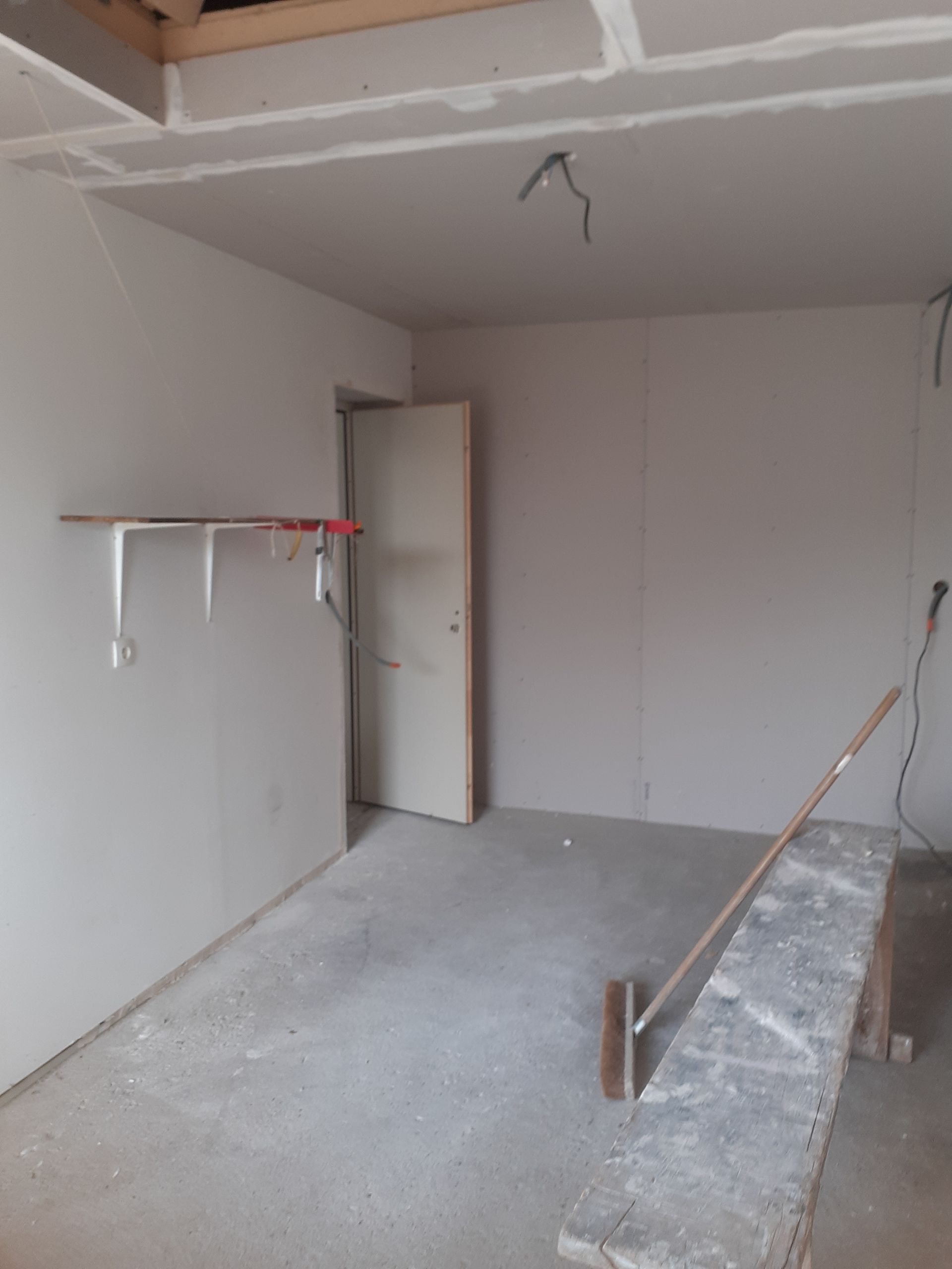 Isolation des murs avec pose de plaques de plâtre 15