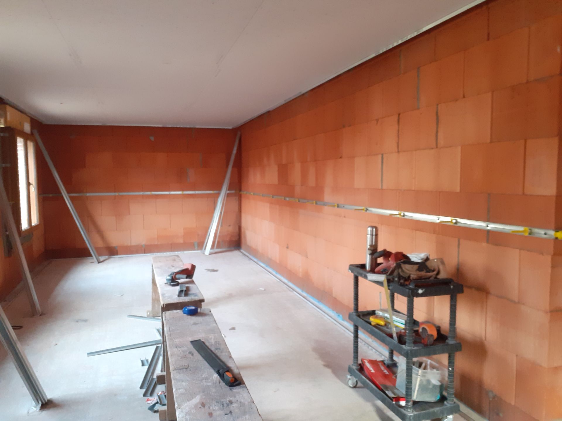 Préparation des fixations murales pour poser l'isolant 2