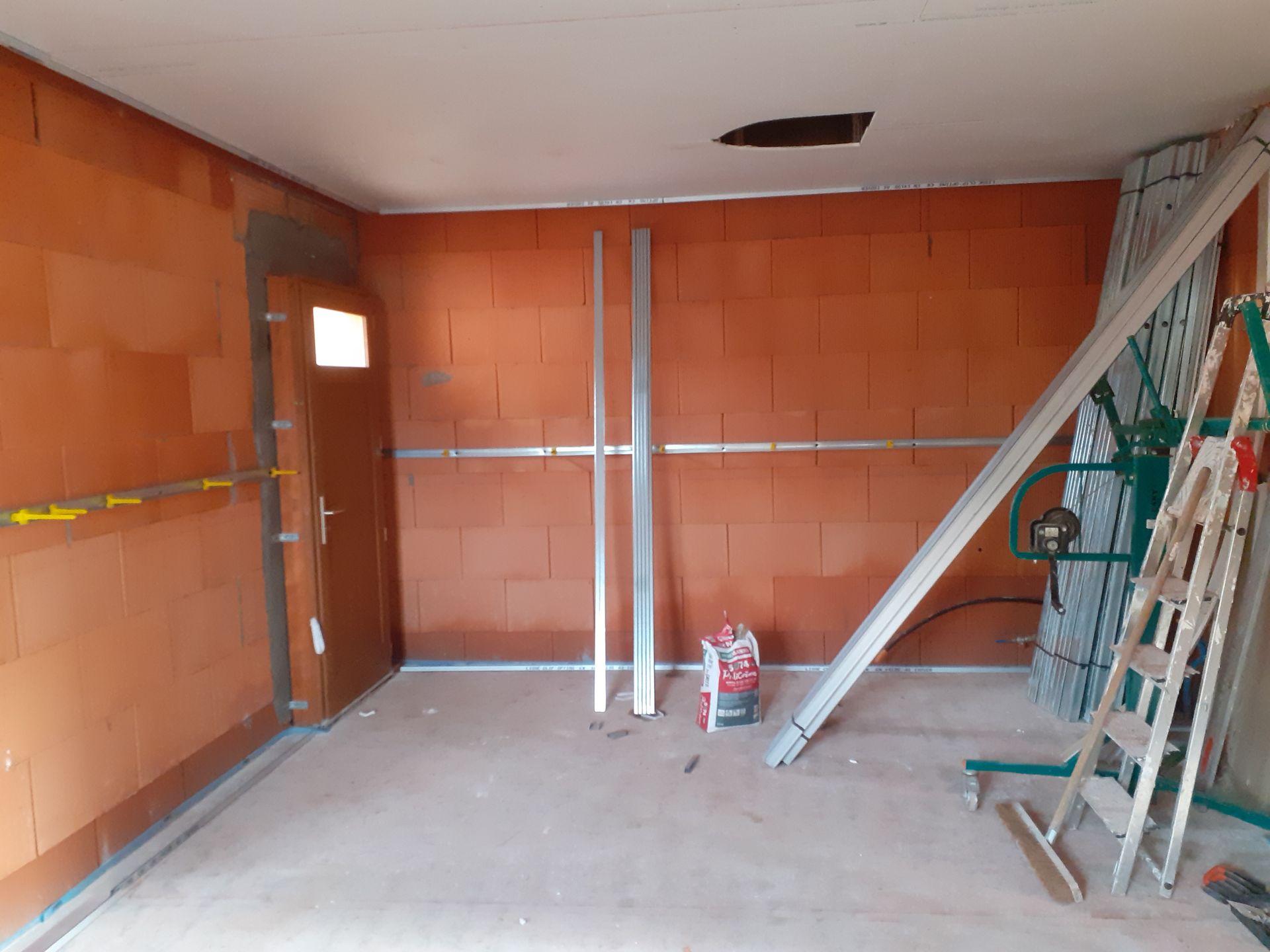 Préparation des fixations murales pour poser l'isolant 1