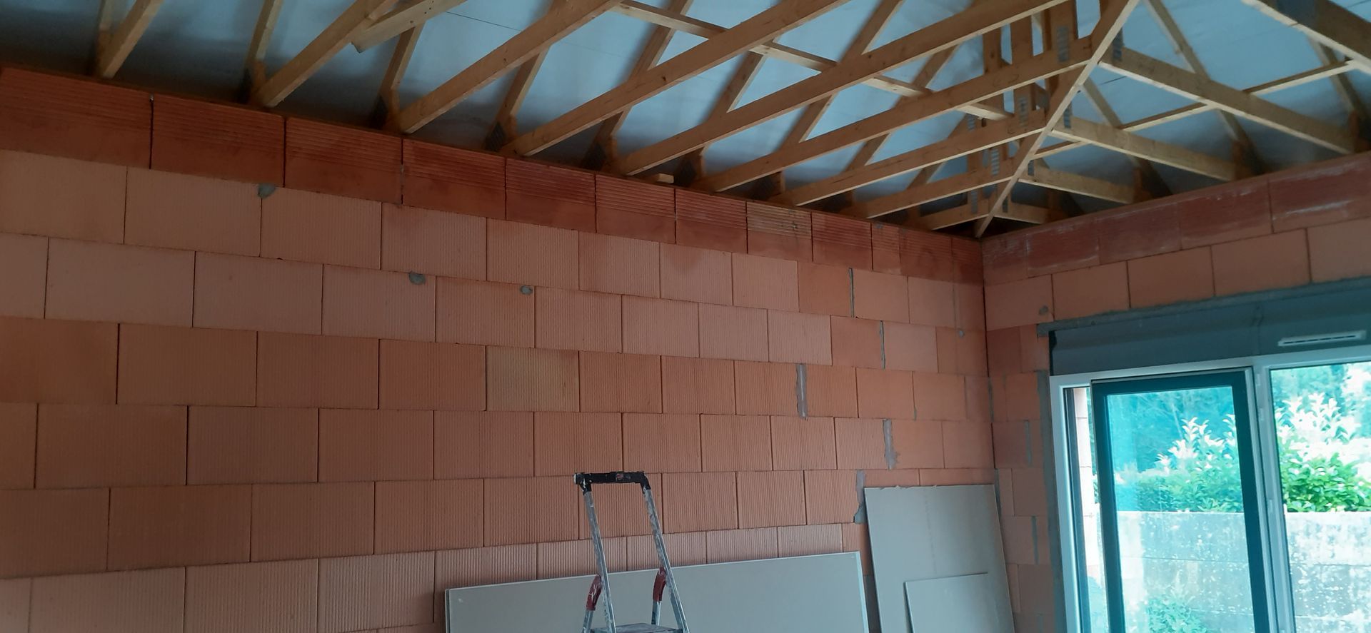 Plafond avec structures métalliques pour poser l'isolation 5