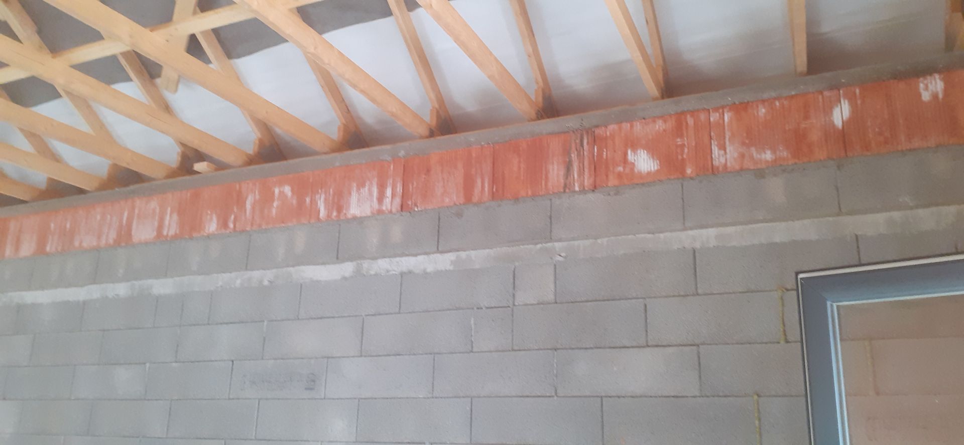 Plafond avec structures métalliques pour poser l'isolation 4