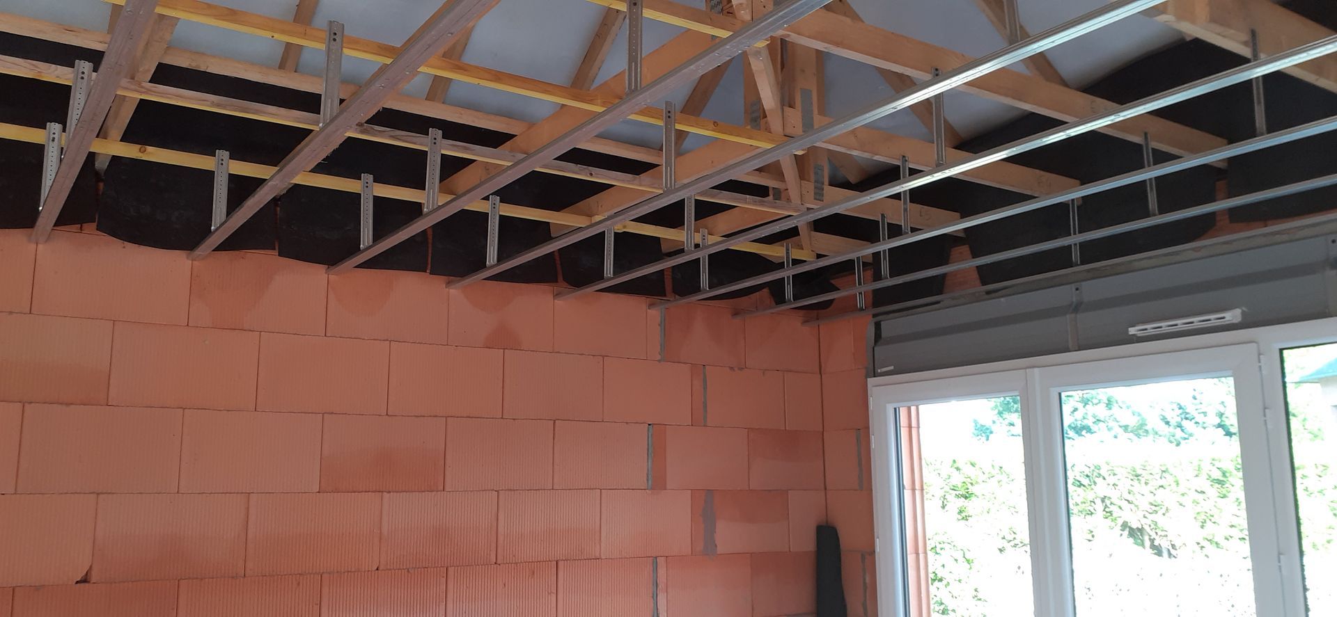 Plafond avec structures métalliques pour poser l'isolation 3
