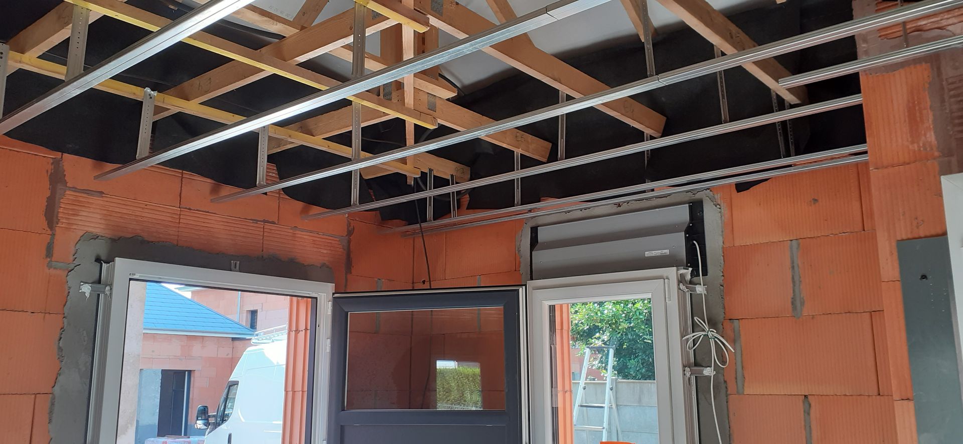 Plafond avec structures métalliques pour poser l'isolation 2