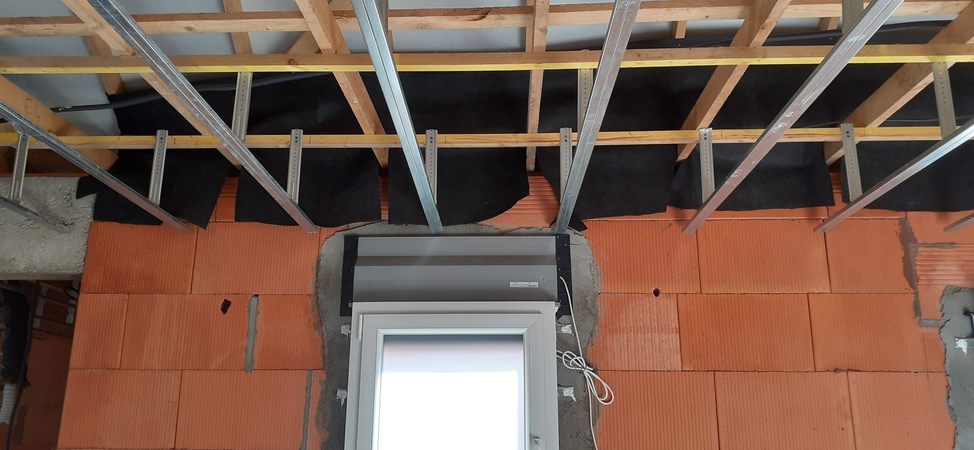 Plafond avec structures métalliques pour poser l'isolation 1