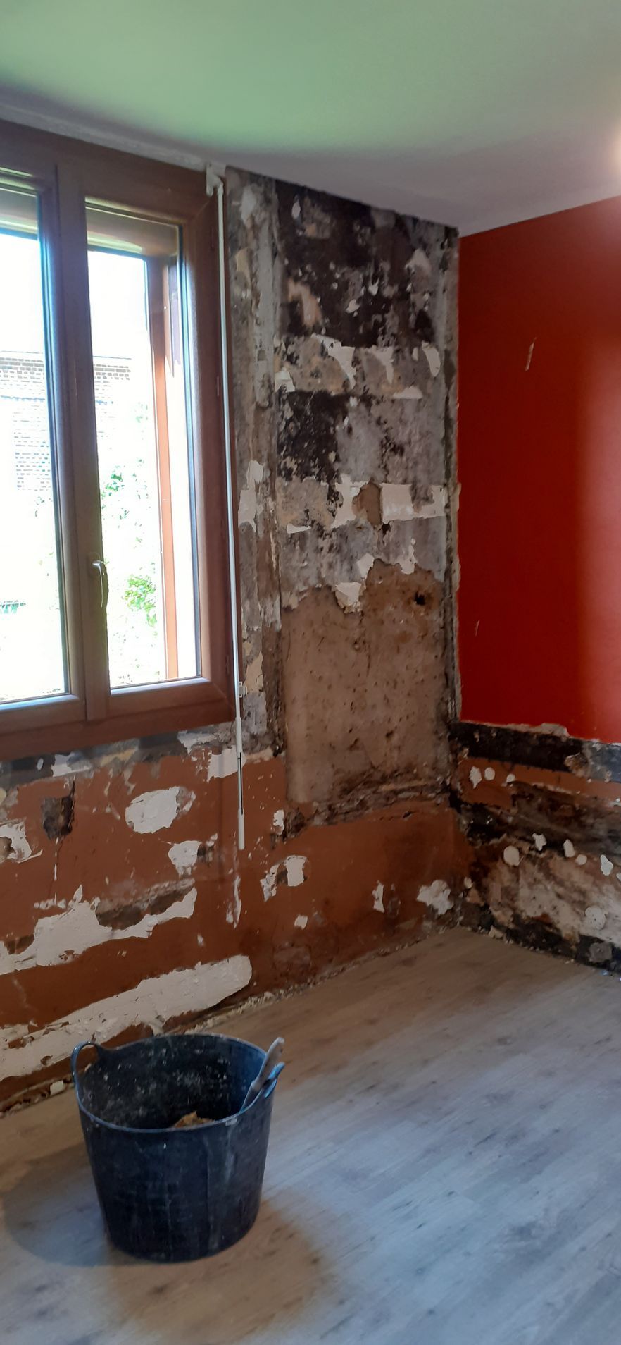 Murs bruts avec fenêtre avant travaux d'isolation