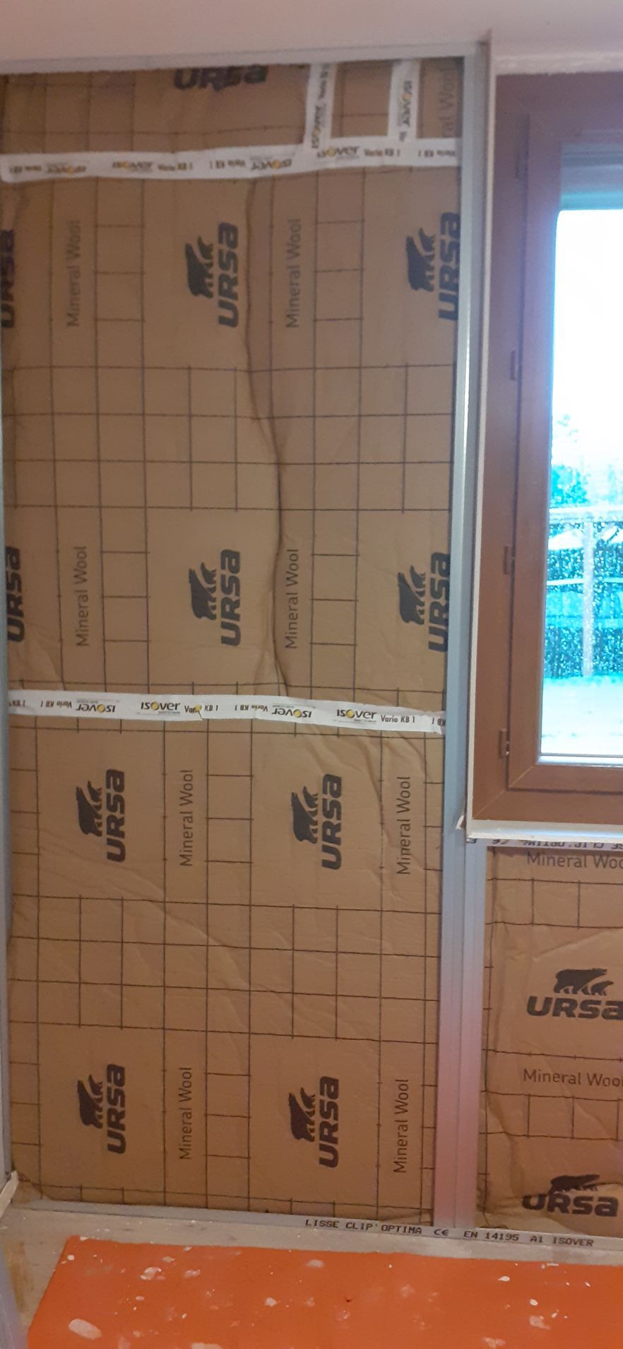 Couche d'isolant posé sur les murs 2