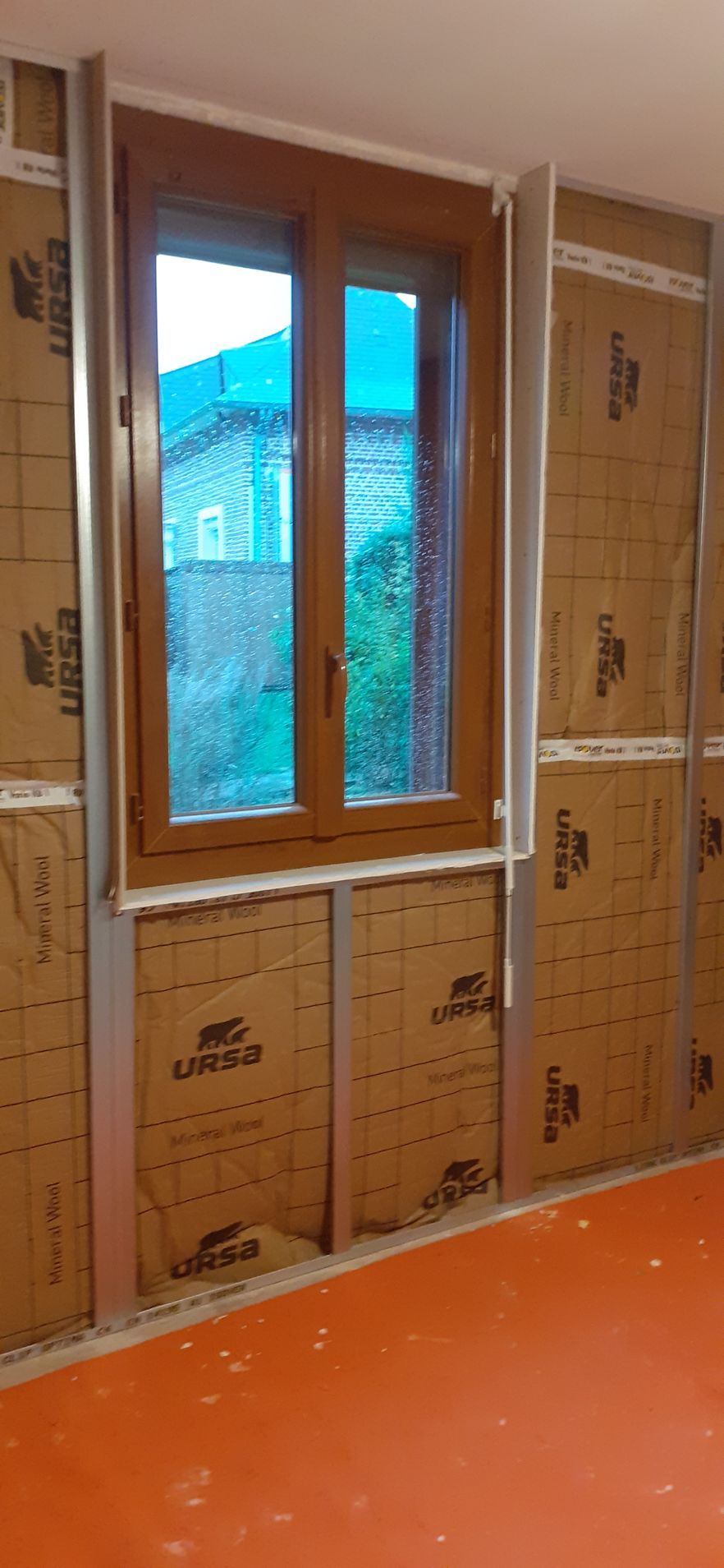 Mur brut avec fenêtre pendant la phase d'isolation