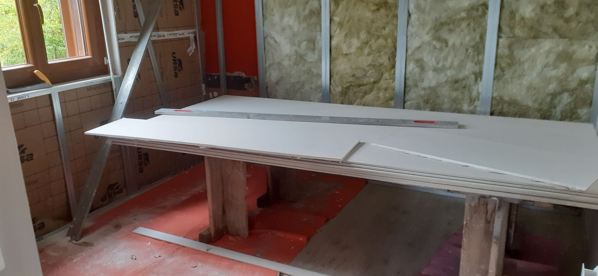 Table avec plaques de plâtre et murs isolés