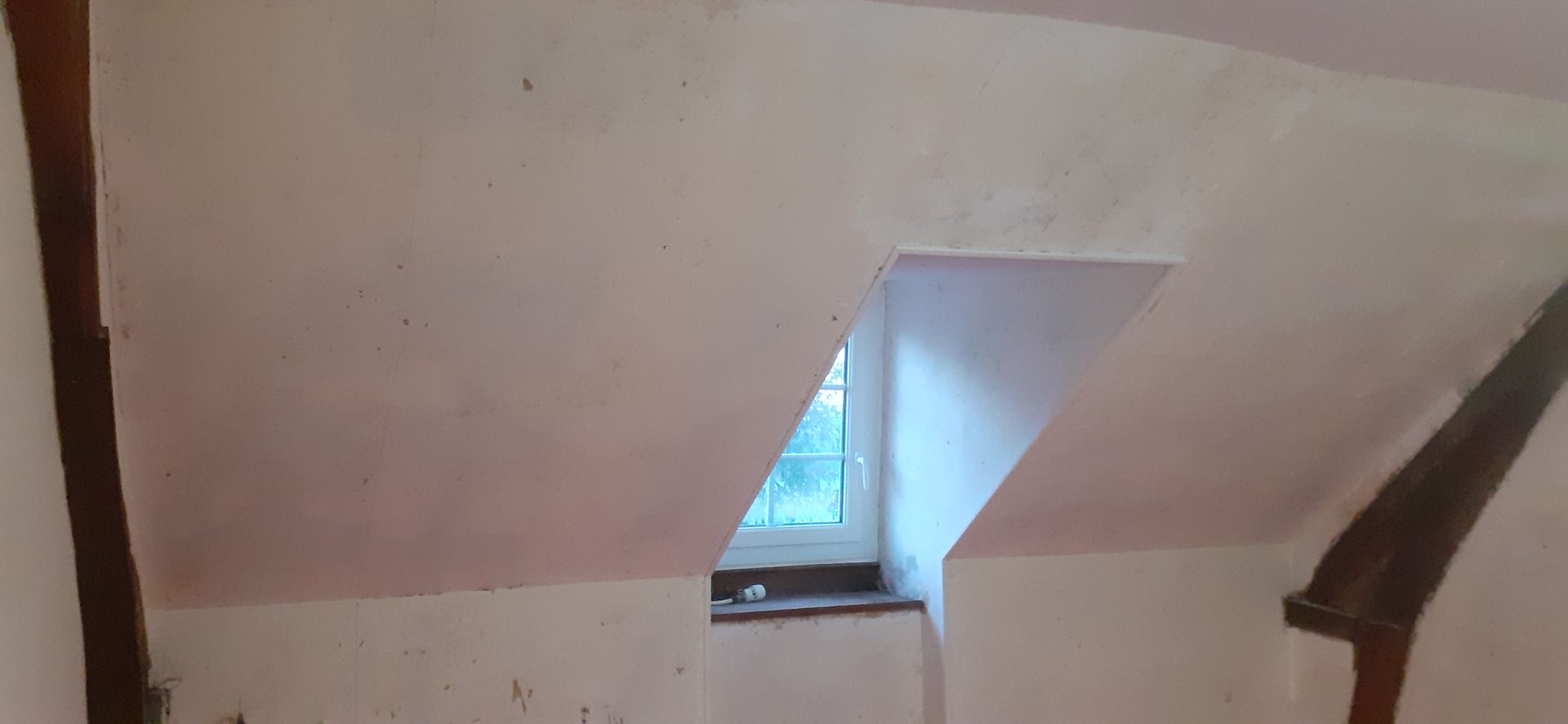 Rampants et fenêtre avec plaques de plâtre posées et finition peinture 4