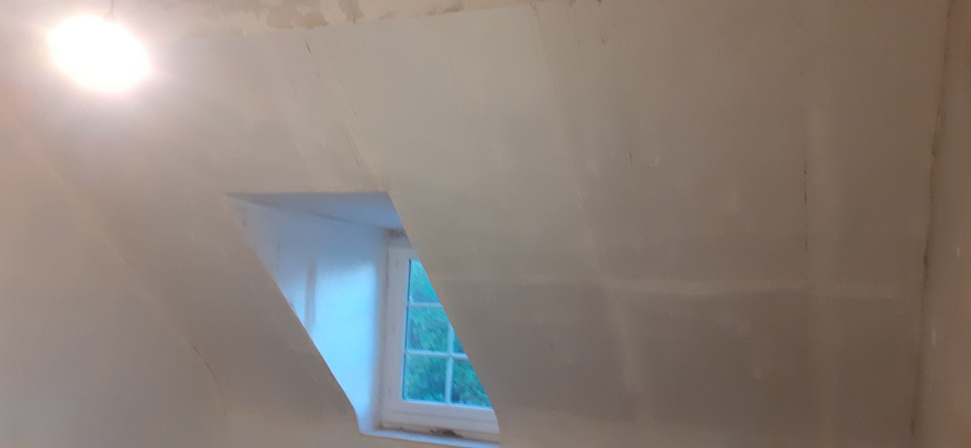 Rampants et fenêtre avec plaques de plâtre posées et finition peinture 3