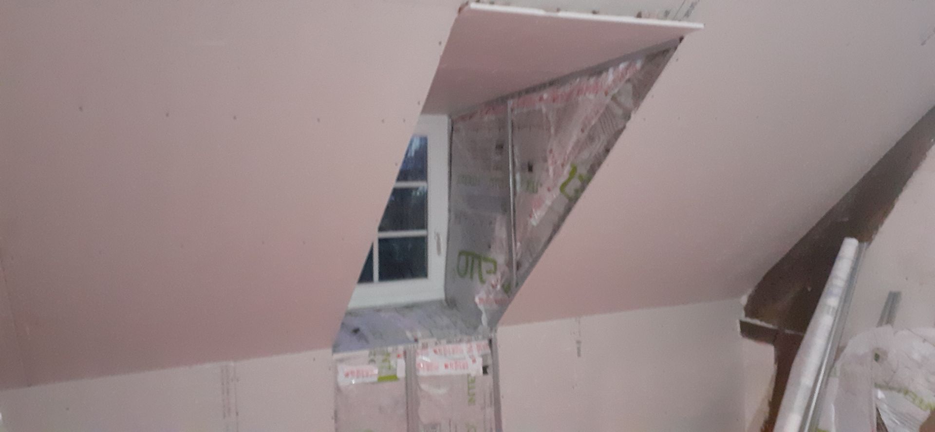 Rampants et fenêtre avec plaques de plâtre posées et finition peinture 2