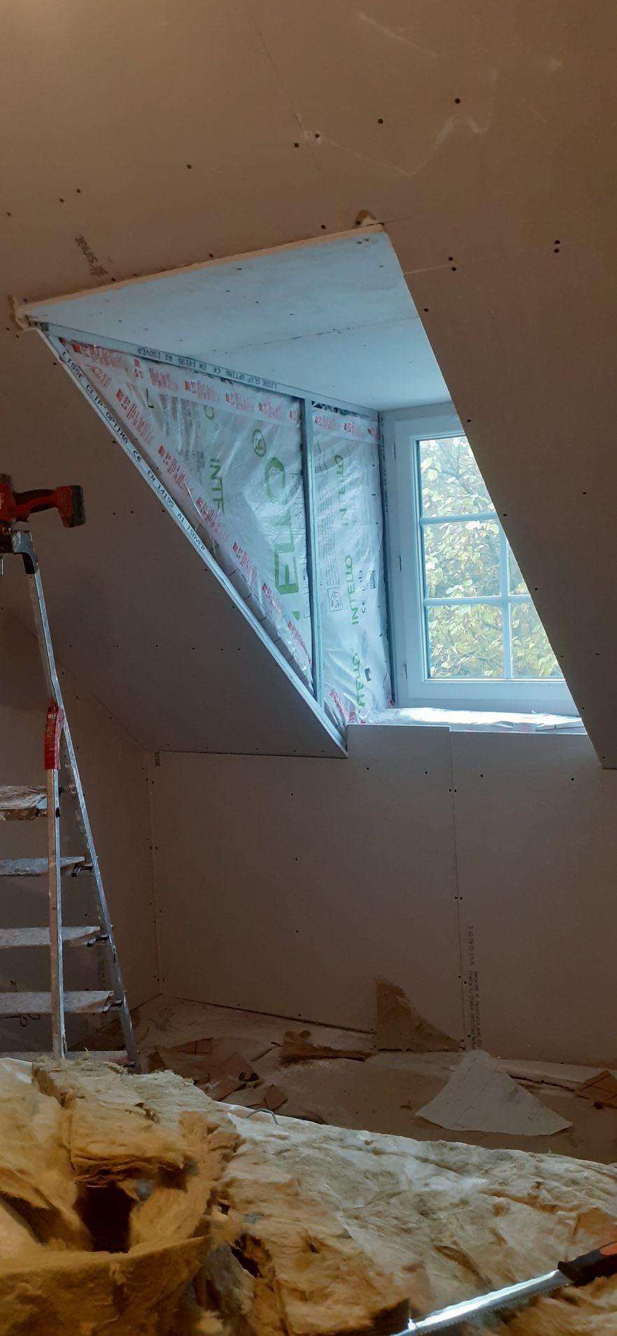 Rampants et fenêtre avec plaques de plâtre posées 2