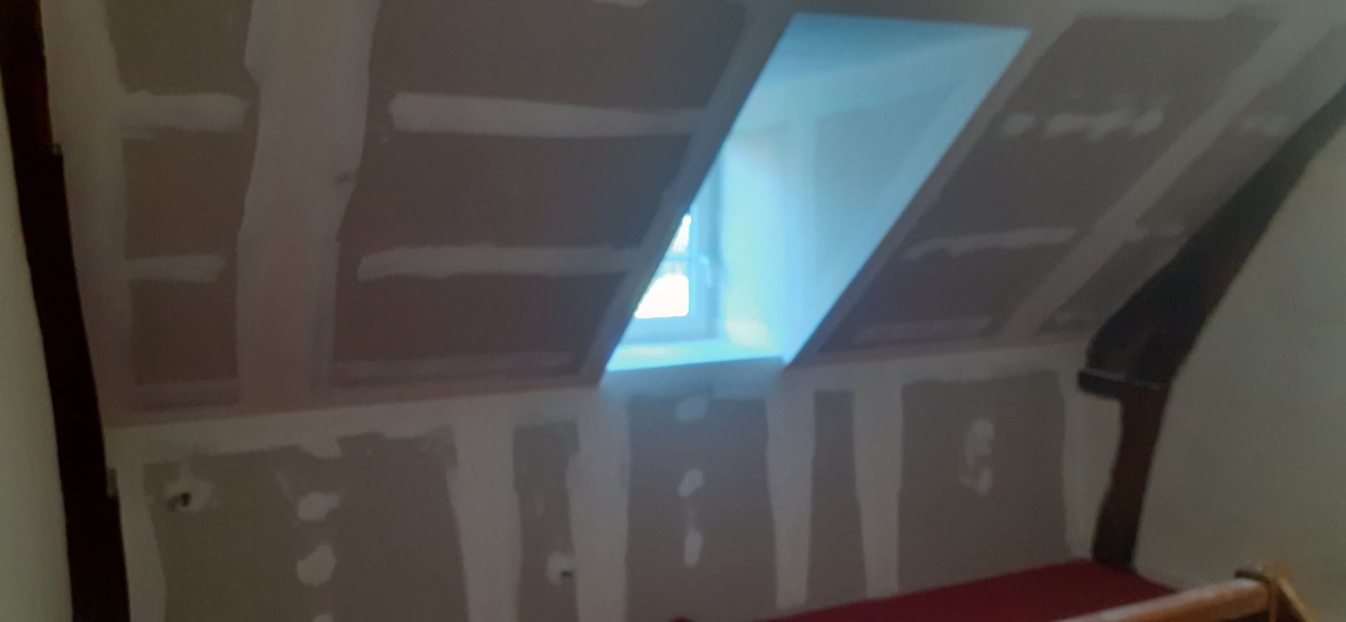 Rampants et fenêtre avec plaques de plâtre posées 1