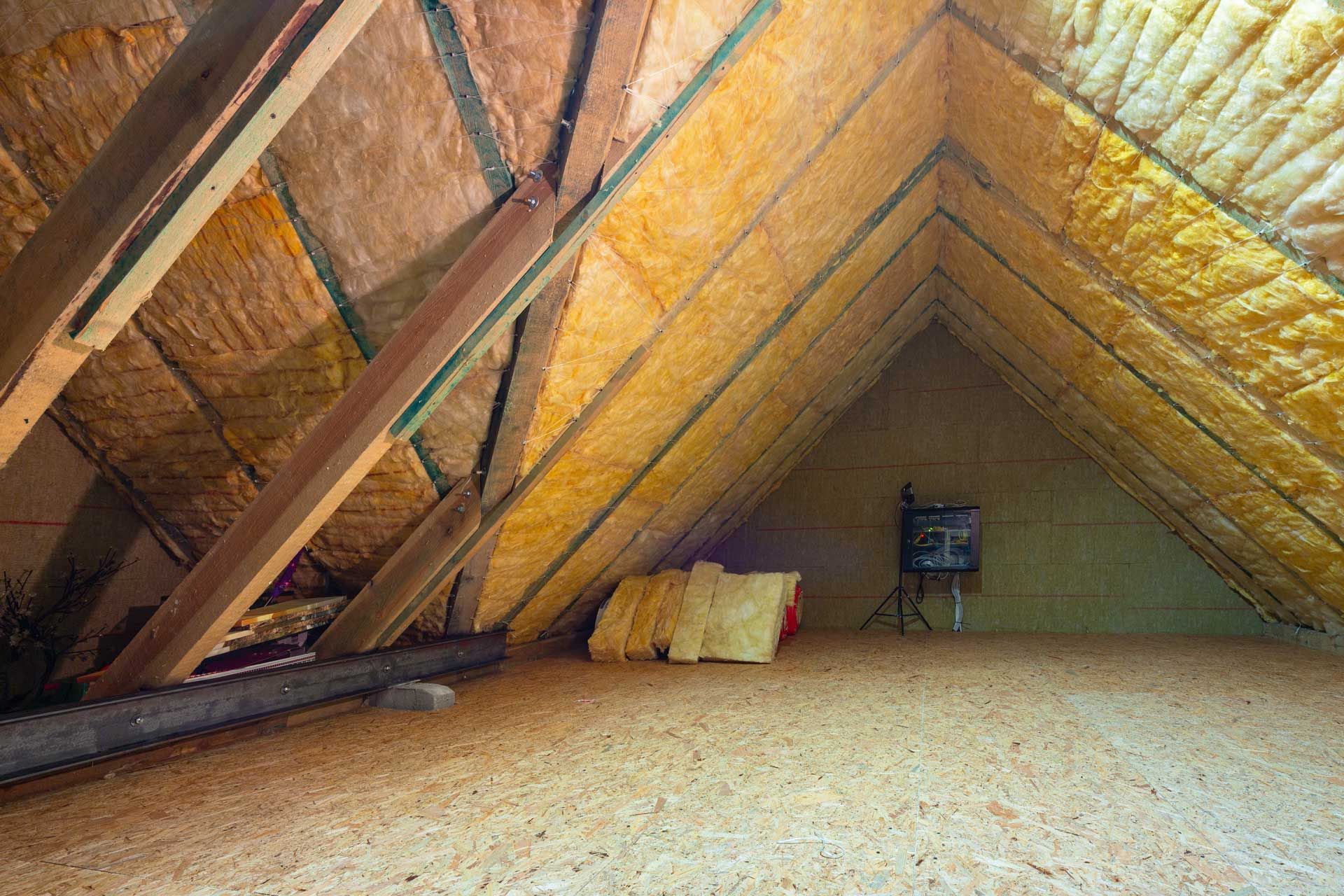 Rampants isolés dans des combles de maison