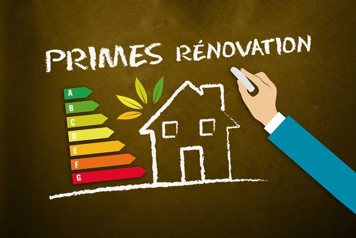 Illustration d'un tableau avec une maison et une échelle de consommation avec une main qui écrit à la craie primes rénovation