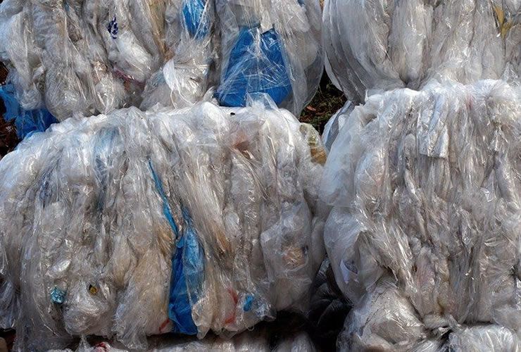 Balles compressées de sacs en plastique transparent, éventuellement destinées au recyclage.