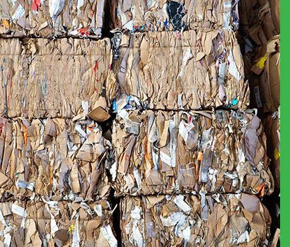 Balles de carton pressé empilées, prêtes pour le recyclage.