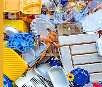 Un tas d'objets en plastique divers, comprenant des récipients, des jouets et des ustensiles de couleurs assorties.