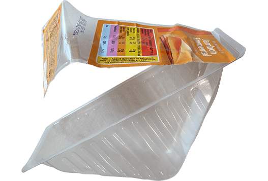 Récipient alimentaire en plastique transparent vide, étiquette partiellement décollée, fond blanc.