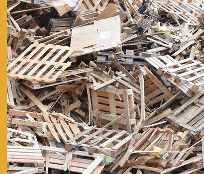 Pile de palettes d'expédition en bois mises au rebut.