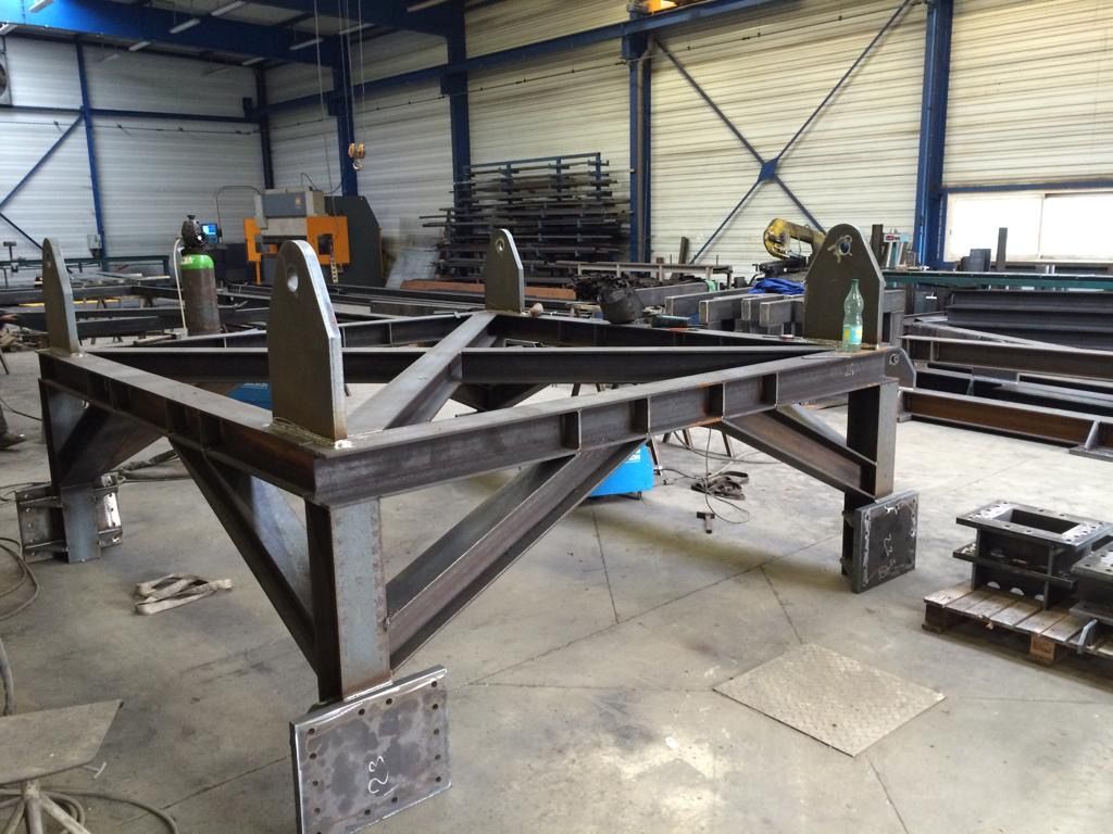 Support carré en acier