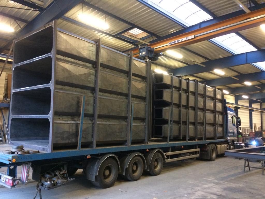 Structure en acier chargée sur un camion