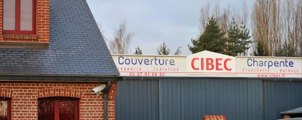 Bâtiment industriel avec une enseigne Couverture CIBEC Charpente sur le toit