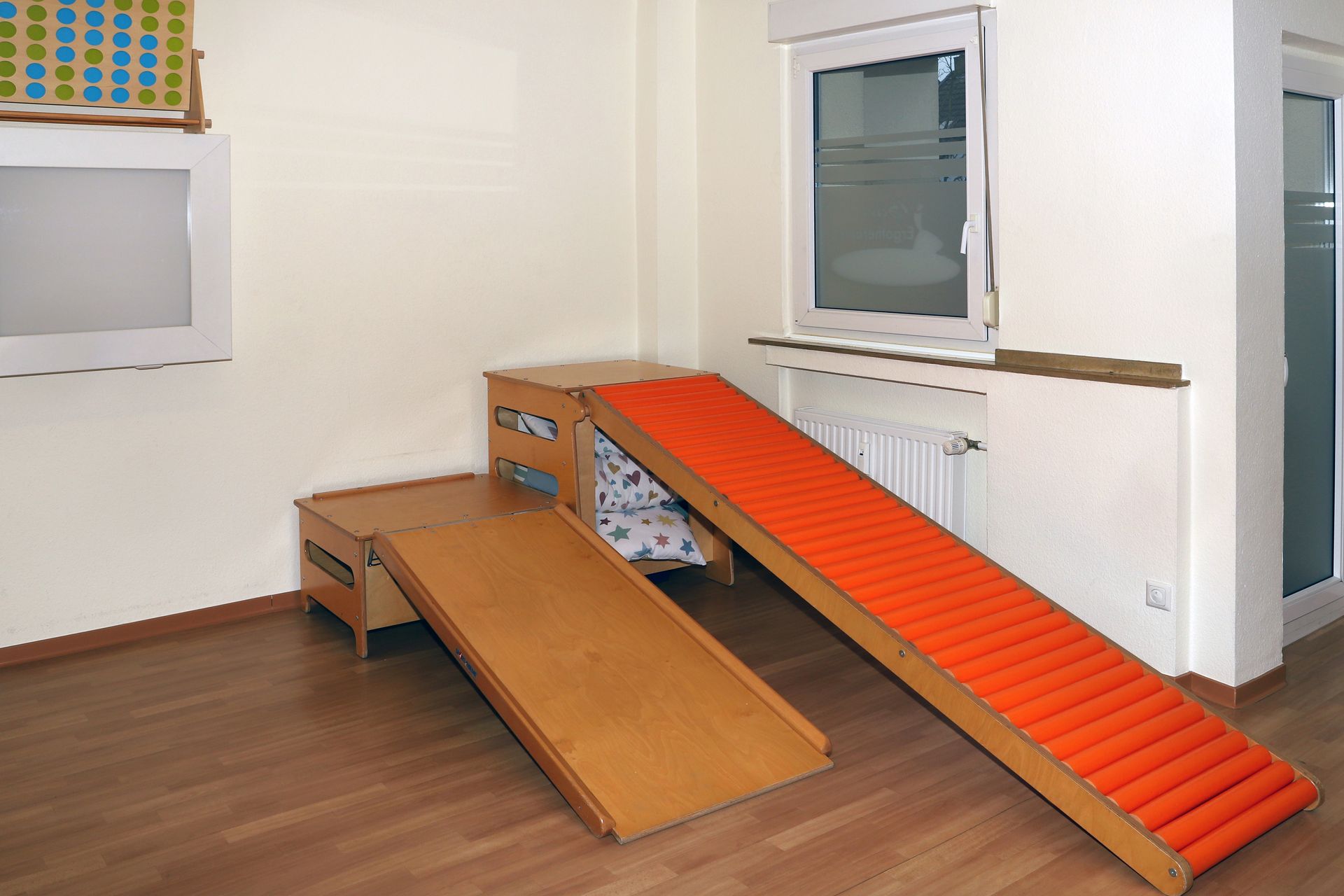 Ein Raum mit einer Holzrampe und einem Fenster