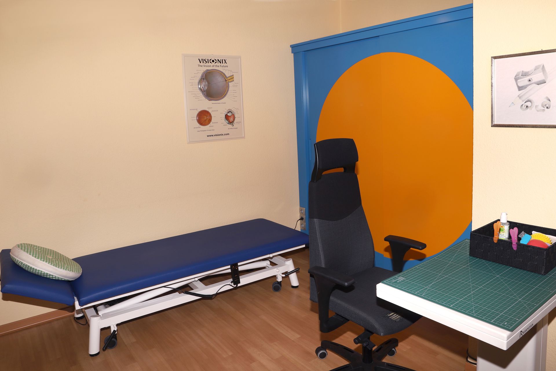 Eine Arztpraxis mit einem blauen Bett und einem Stuhl