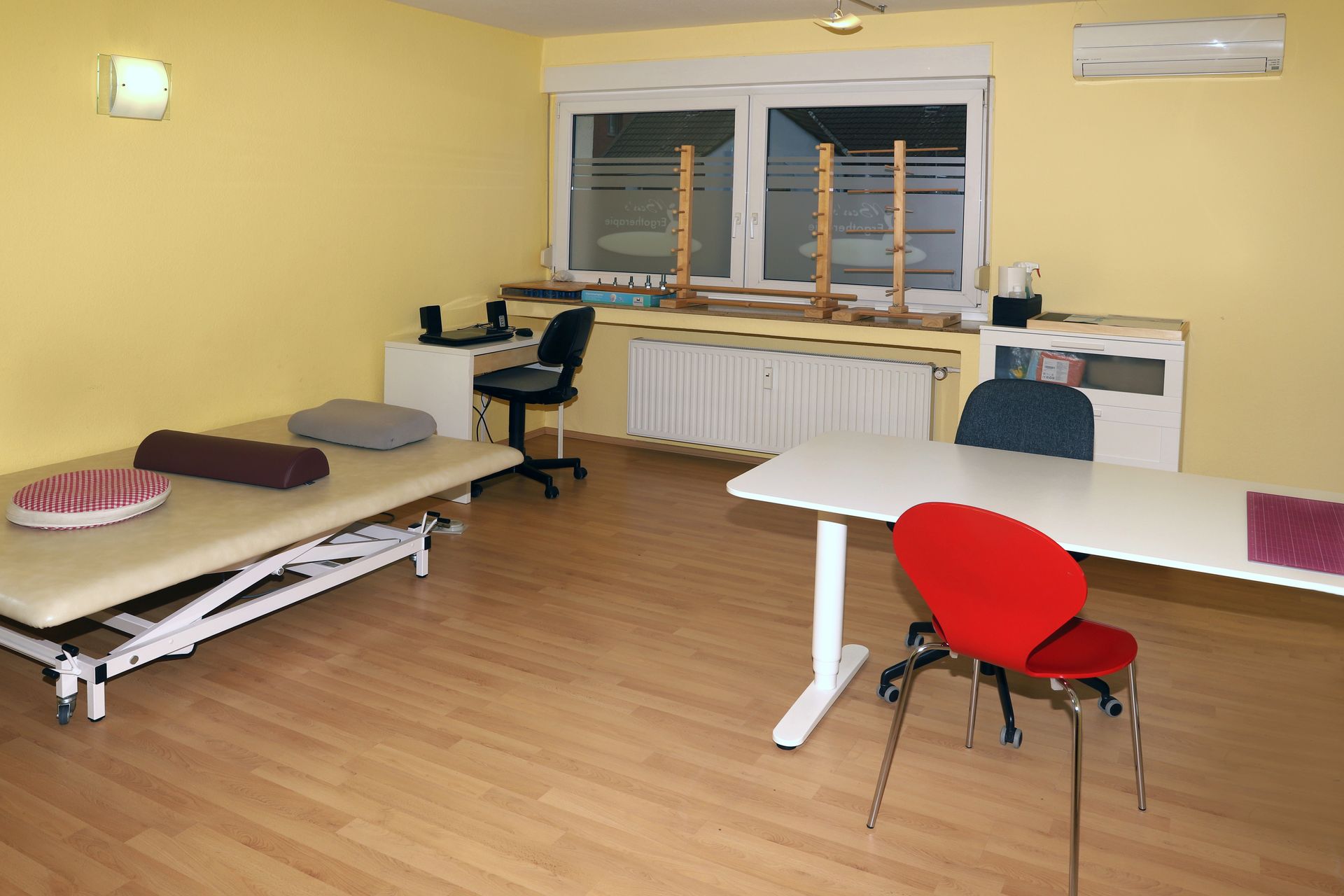 Ein Raum mit einem Tisch und Stühlen darin