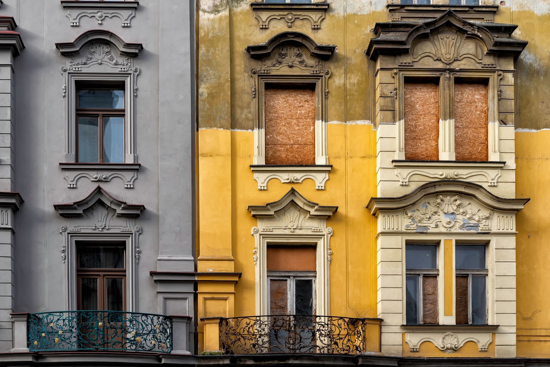 Nettoyage d'une façade jaune