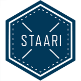 Sininen kuusikulmainen STAARI-logo, jossa on valkoinen teksti ja koristeviivat