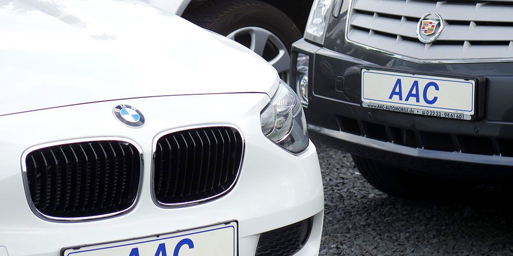 Ein weißes Auto mit einem Nummernschild mit der Aufschrift „AAC“