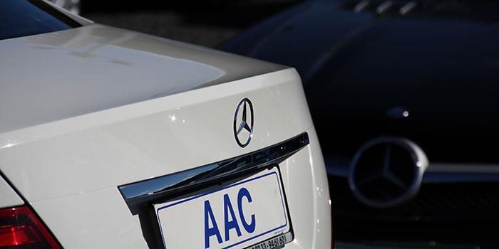Ein weißer Mercedes mit einem Nummernschild mit der Aufschrift „AAC“