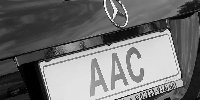 Ein Schwarzweißfoto eines Nummernschilds mit der Aufschrift „aac“