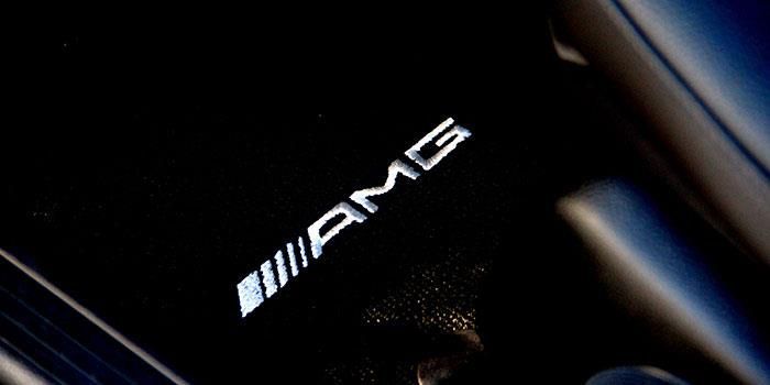 Eine Nahaufnahme des AMG-Logos auf dem Motor eines Autos