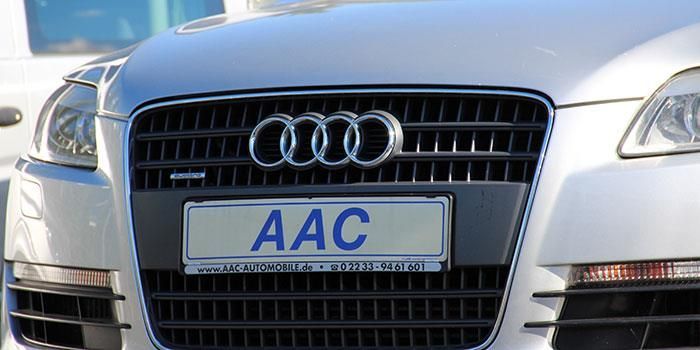 Ein silberner Audi mit einem Nummernschild, auf dem AAC steht